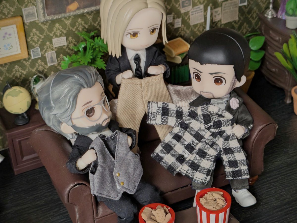 イベントと秋葉原でお二人の私服をいくつか調達してきました。３人そろったら私服でバンドやってるの見たいじゃんね。
ちなみに自作しなきゃならないものもあるので着替えるのは来週になるんじゃないですかね。