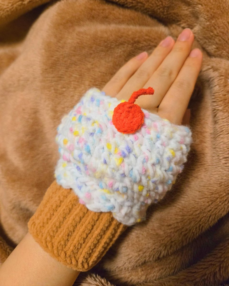 カップケーキのアームウォーマーを編みました！🧁可愛い～！💕💕
 #編み物  #あみぐるみ