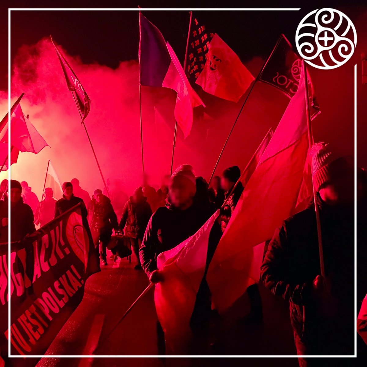 vectosfr's tweet photo. 🇵🇱 Niech żyje Polska! 🇵🇱

✈️Enfin de retour ! Pour la première fois depuis notre fondation, nous avons passé toute la semaine dernière à Varsovie en compagnie de camarades d'autres structures.

🤝🏻Nous avons rencontré des contacts, établi des liens et fait de nombreuses autres activités, mais avant tout nous avons participé à la marche de l'indépendance. Et quel évènement ! Les rues de la capitale étaient bondées. Nous avons été impressionnés par le patriotisme des Polonais, et ce fut un grand plaisir de défiler conjointement entre patriotes de différents horizons.

👉🏻En Pologne, peu importe qui l'on a en face de soi, une chose est claire. Quelle que soit la manière dont on l'exprime, c'est l'amour du pays avant tout. Amour de son histoire, amour de son héritage, amour de son peuple envers et contre tout. Forger une conscience européenne, ce n'est pas cesser d'aimer son pays ou sa région. C'est vouloir l'intégrer à plus grande échelle pour assurer sa perpétuation, justement parce qu'on l'aime.