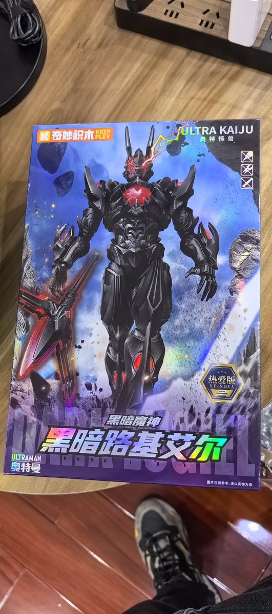 YjmZxcvbnm0096's tweet photo. 奇妙积木　熱愛版ウルトラ怪獣シリーズ　ダークルギエルを完成した、まずは最大の問題点を言う：説明書は誤植あり、両足の膝パーツのナンバーは左右逆になっているので要注意です https://t.co/887NeukYkU