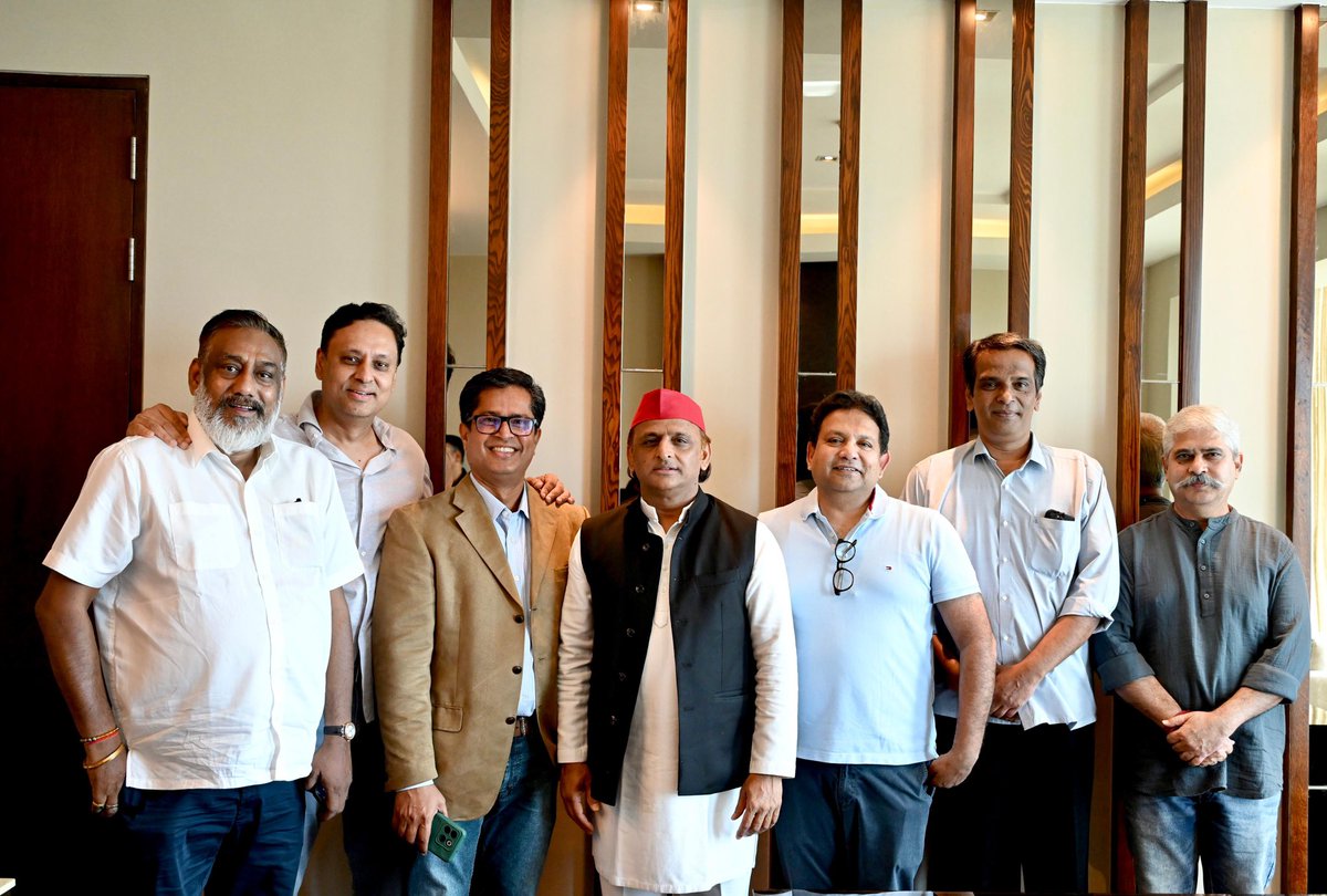 yadavakhilesh's tweet image. जो मोहब्बत से भरकर कहीं भी जाते हैं
पुराने दोस्तों से मिलते हैं, नये कमाते हैं

@VisionIndiaPDA
@Bengaluru