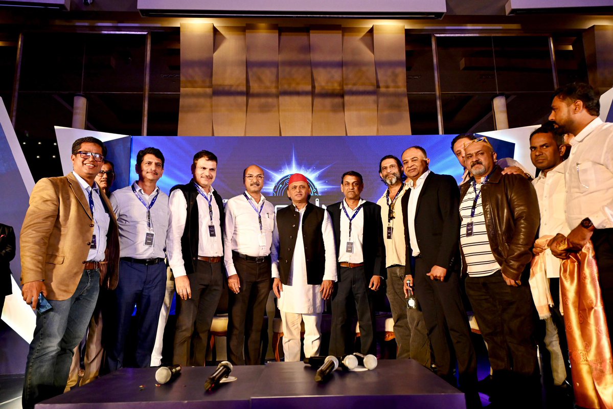 yadavakhilesh's tweet image. जो मोहब्बत से भरकर कहीं भी जाते हैं
पुराने दोस्तों से मिलते हैं, नये कमाते हैं

@VisionIndiaPDA
@Bengaluru