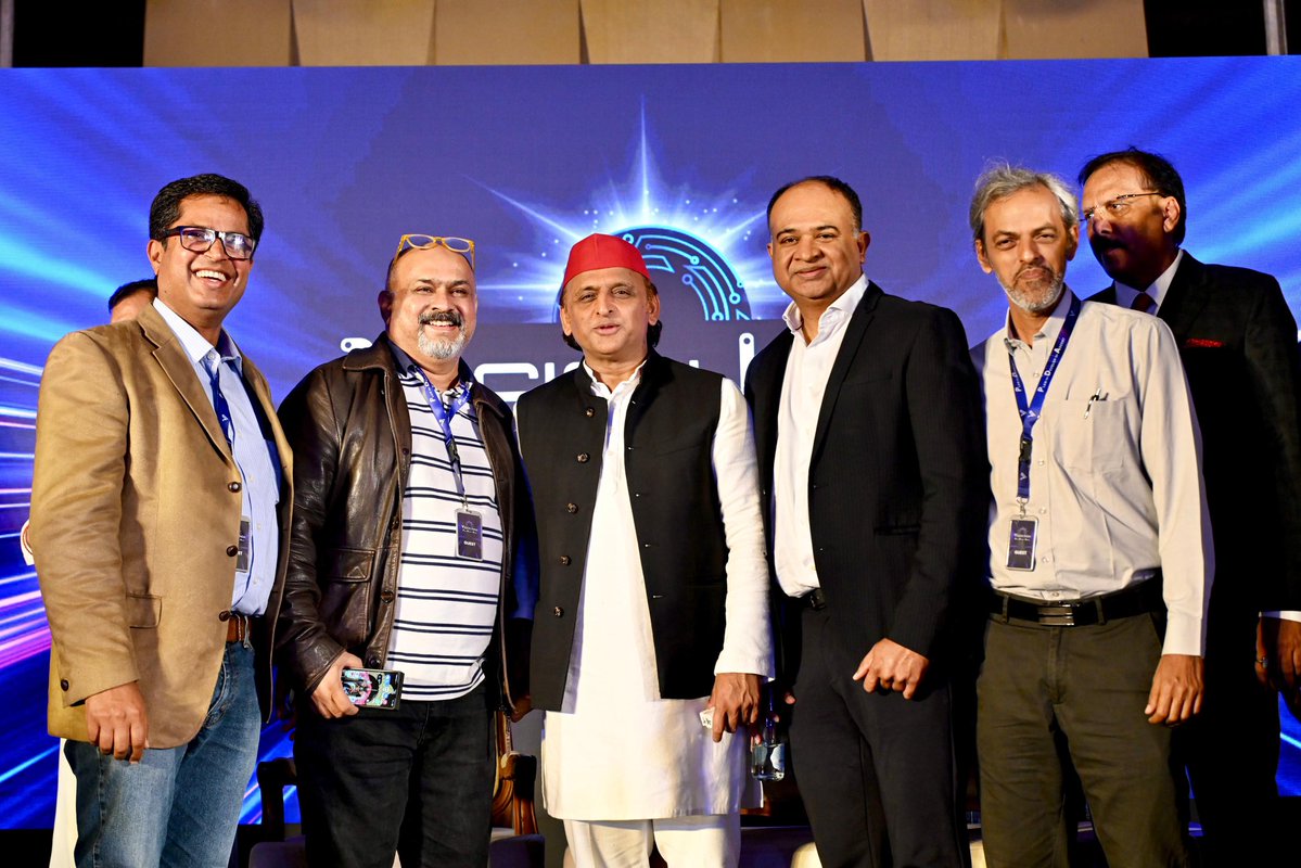 yadavakhilesh's tweet image. जो मोहब्बत से भरकर कहीं भी जाते हैं
पुराने दोस्तों से मिलते हैं, नये कमाते हैं

@VisionIndiaPDA
@Bengaluru