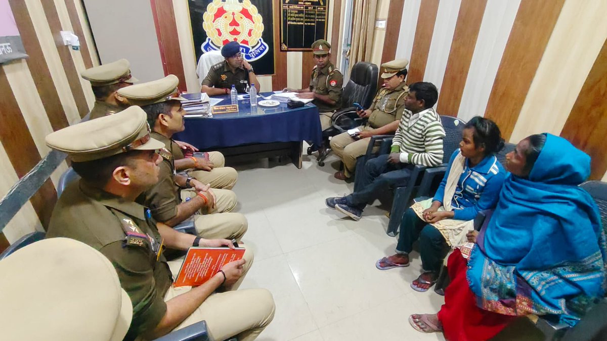 <a href="/DCP_South/">DCP South Lucknow</a> के निर्देशन में #ACP_Krishnanagar द्वारा थाना बिजनौर का किया गया त्रैमासिक निरीक्षण।

–निरीक्षण के दौरान महिला हेल्प डेस्क, मालखाना,बैरक,शस्त्र,हवालात,अभिलेखों का रखरखाव आदि को चेक कर संबंधित को दिए गए आवश्यक दिशा-निर्देश।

#Lkopolice_On_Duty 

<a href="/lkopolice/">LUCKNOW POLICE</a> <a href="/Uppolice/">UP POLICE</a>