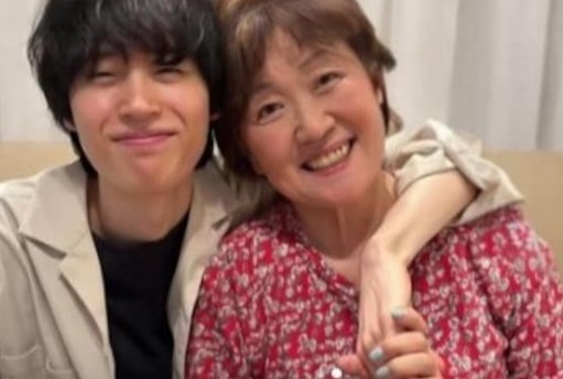 जापान में 23 साल का युवक कोफू (Kofu) अपनी क्लासमेट की 83 साल की दादी ऐको (Aiko / Aiko-सोबत Aiko / Aiko‑like दादी) से प्यार हो गया। 
दोनों में उम्र का अंतर लगभग 60 साल है। 
कोफू और ऐको की मुलाकात तब हुई जब कोफू अपनी क्लासमेट (जो ऐको की पोती है) के घर जाता था। 
उनका रिश्ता