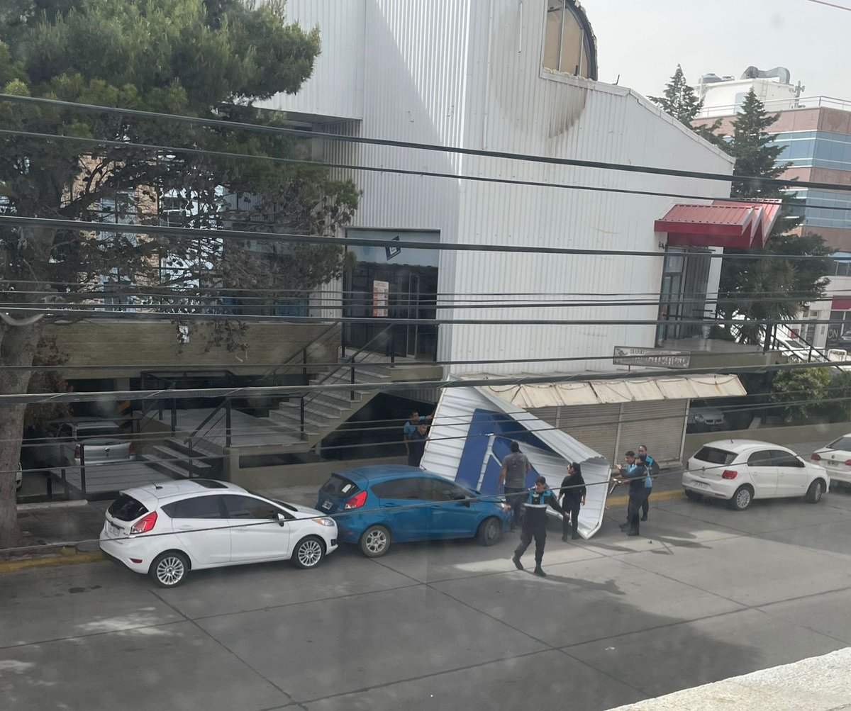 Voló una chapa del  supermecado La Anónima del centro y la policía tuvo q sacar los auto 💨