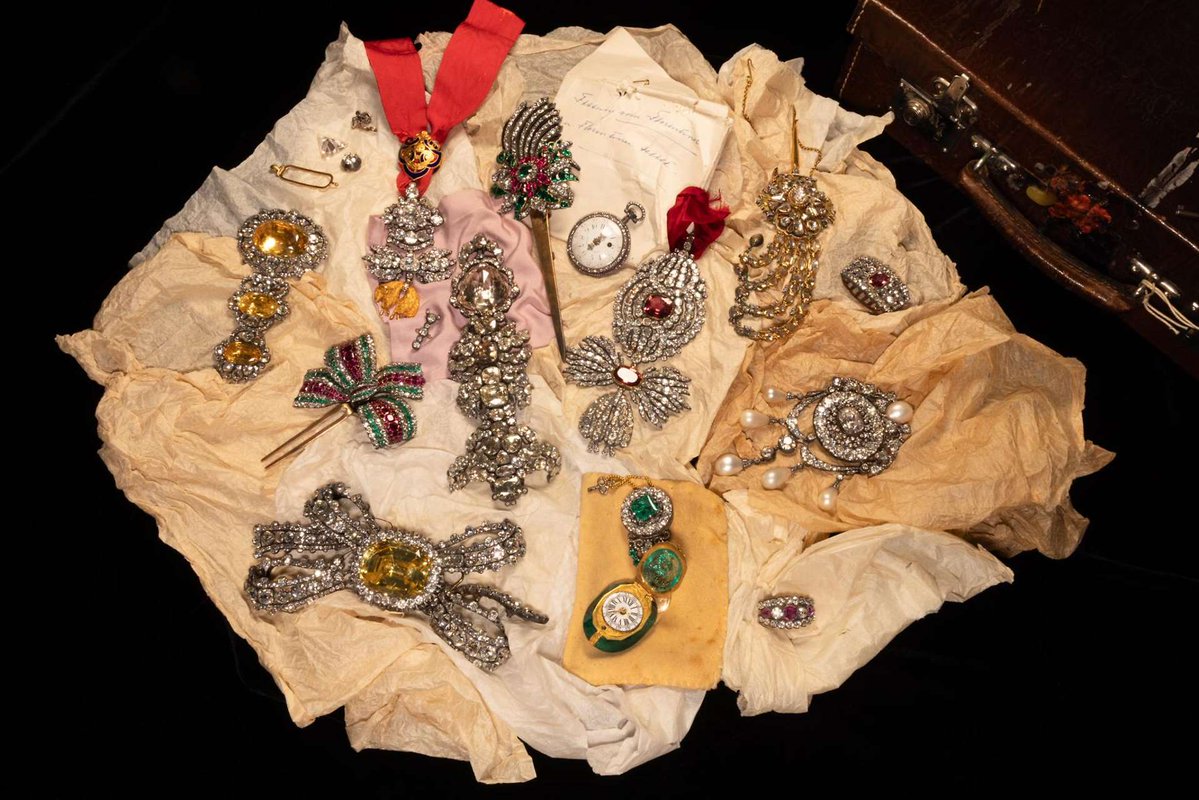 ハプスブルク家の失われた宝石が発見されたニュースが大きな話題となっています。オーストリア最後の皇帝カール1世と皇后ツィタが、1918年11月スイスに亡命した際に王宮宝物館から持ち出し、行方不明になっていた宝石が、カナダの銀行で保管されていたことがわかりました。
orf.at/stories/341072…