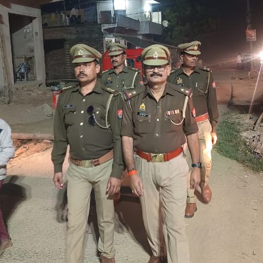 bahraichpolice's tweet image. #FootPatrolling
जनपद में अपराध-नियंत्रण व आमजन में सुरक्षा की भावना जागृत करने के दृष्टिगत #SPBahraich के निर्देशन में थाना मुर्तिहा पुलिस द्वारा भीड़-भाड़ वाले स्थानों तथा मिश्रित आबादी वाले संवेदनशील क्षेत्रों में किया गया पैदल गश्त।   
#UPPolice