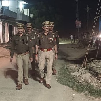 bahraichpolice's tweet image. #FootPatrolling
जनपद में अपराध-नियंत्रण व आमजन में सुरक्षा की भावना जागृत करने के दृष्टिगत #SPBahraich के निर्देशन में थाना मुर्तिहा पुलिस द्वारा भीड़-भाड़ वाले स्थानों तथा मिश्रित आबादी वाले संवेदनशील क्षेत्रों में किया गया पैदल गश्त।   
#UPPolice