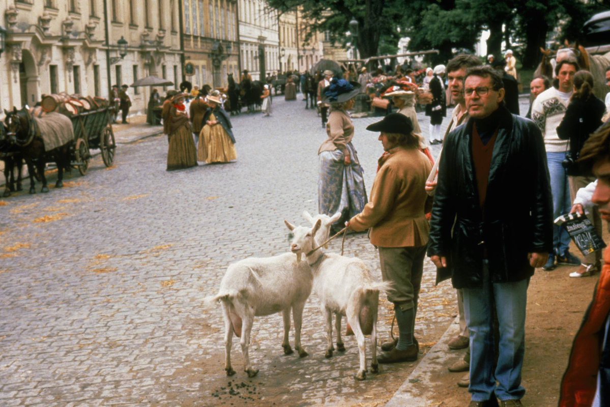 Prazskepribehy's tweet image. Miloš Forman. Natáčení Amadea na Hradčanském náměstí v Praze. První polovina roku 1983. Foto © #MilosFormanArchives #MFA