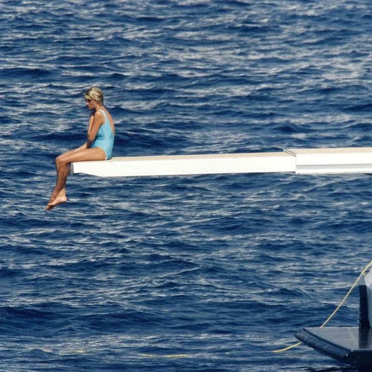 QUEENP0P's tweet photo. Princess Diana, 1997 🌊 https://t.co/Iv4w0t8l9H