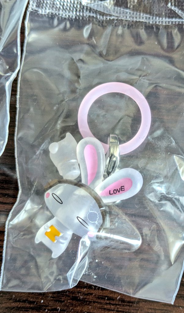 そういや昨日ライブ終わり晩ご飯に行こうと思った道中、気になってたガチャがあるとされるビックカメラの横を通ったので立ち寄ったらお目当てあったので回してきた!!
キャラ自体は懐かさで爆発四散しそうだったよ!!

でもこれ…MUSICのやつ初期不良だよね？💧
ありえん所に胴体だけ付いとる💧