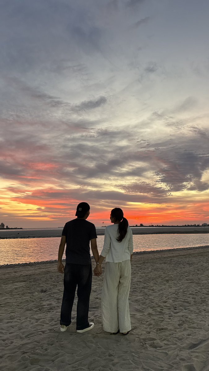 aidl_frds's tweet image. aku tak sabar nak kahwin nak bawak airin layan minat aku masuk hutan, pergi hiking pergi jalan jalan backpacking. aku tak sure la dia boleh ikut ke tak sbb kaki dia basah pun dah jalan jengket hahaha tapi peduli apa aku, aku heret jugak dia ni nanti