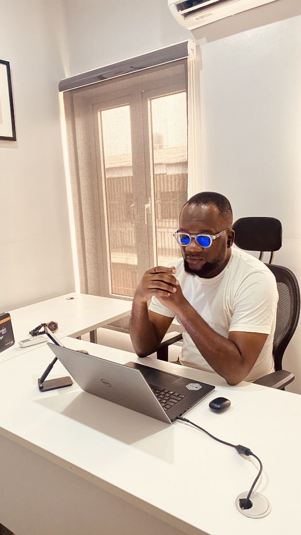 PyaleWorkhub's tweet image. Meet Emmanuel, one of our amazing clients ,a passionate techie who always finds inspiration here whenever there’s no light at home 💻 

👉 Join the vibe today, book your spot at Pyale Workhub!

#pyaleworkhub #coworkingoffices #servicedoffices #workspaces #officespacesolutions