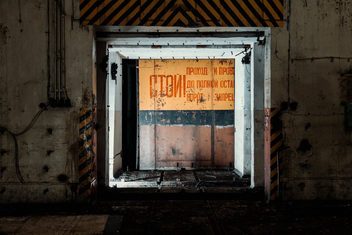 13_pilot1's tweet image. Заброшенный арсенал и военный городок при нем.
Одно из первых хранилищ ядерного орудия СССР, построенное в 1950-е годы.
Свыше 15 укрытий и прилегающих строений на площади 3,5 на 1,5 километра.