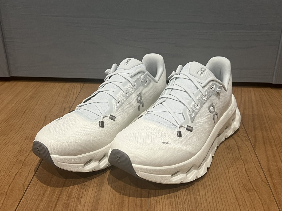 D_ViVi0015's tweet photo. 先日購入したスニーカーで大混雑パークを9.5km歩いたけど、このスニーカーだと「全然まだ歩けるな」って、坐骨神経痛と腰のギックリ癖のあるポンコツお太り様の私がなってるの。すごいわ、このスニーカー。 https://t.co/0L054woNmW