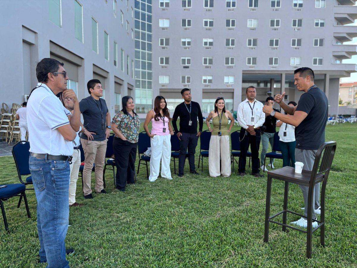 Nogueda88's tweet photo. Moverte en el Alto Desempeño requiere esforzarte y sacrificar muchas cosas, decidí venir a #Stagexab, Boca del Río, Ver., dí una conferencia de Atención y Servicio al Cliente, conocí a diferentes conferencistas de los cuales aprendí diferentes temas que me llevaré a casa https://t.co/ZFjL5lSPav