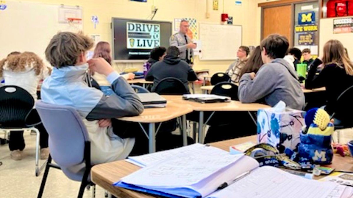 OSHP_NWOhio's tweet photo. Last week, Lieutenant Evan Slates of the Findlay Post spoke with 180 students during a #DRIVEToLive presentation at Findlay High School. The importance of making good decisions behind the wheel and developing safe driving habits were discussed with the students!🚘🚔 https://t.co/P2GzEG6chu