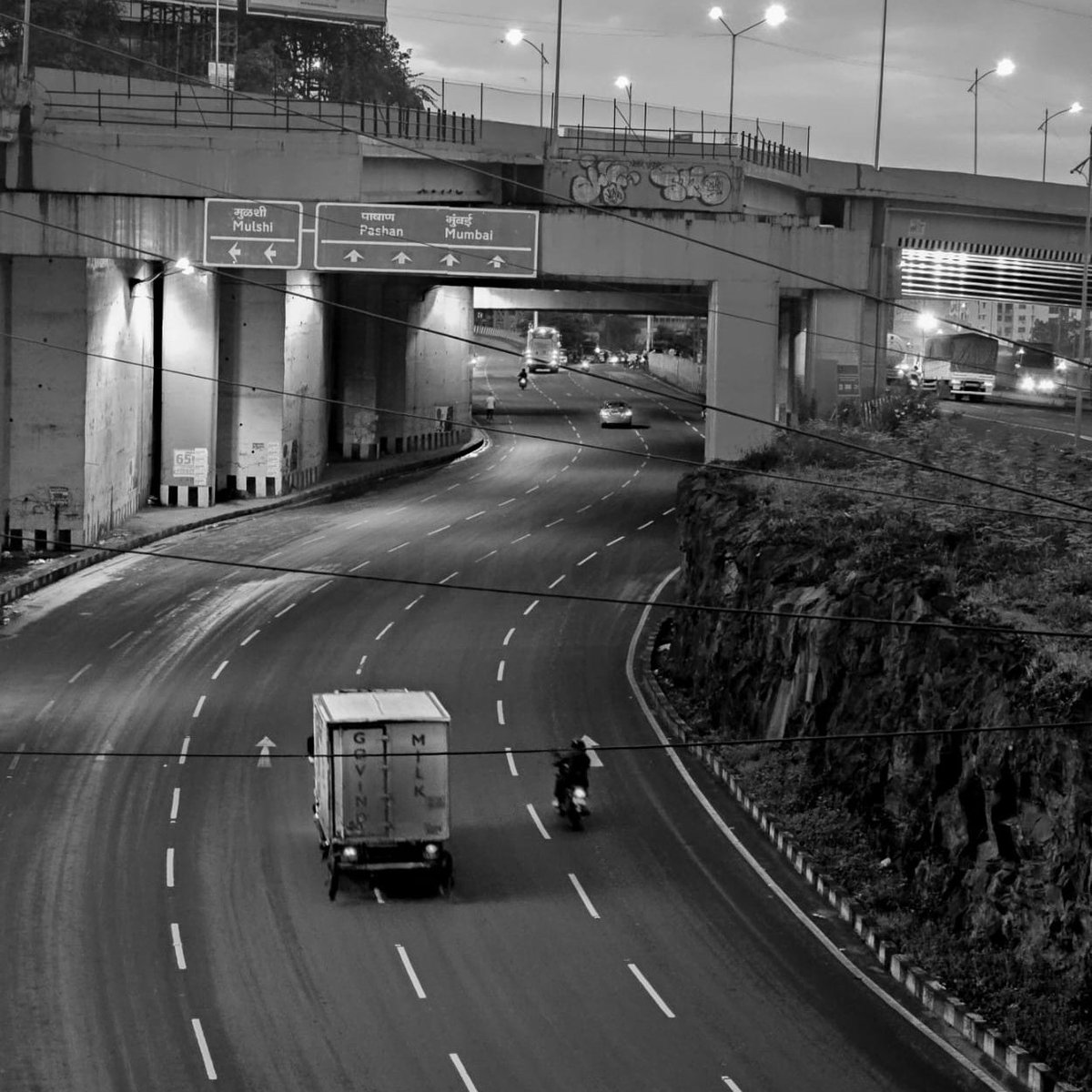 स्वप्नामधील गावा, स्वप्नामधून जावे
स्वप्नातल्या प्रियाला, मनमुक्त गीत गावे
स्वप्नातल्या सुखाचा, स्वप्नीच वेध घ्यावा
- शांता शेळके

#theme_pic_India_Scurves