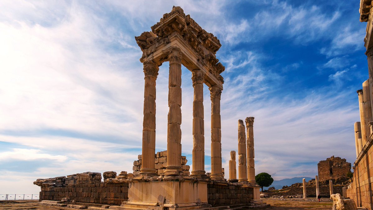 TurkishMuseums's tweet image. Despite the passage of centuries, #Pergamon has always stood up. 

A reminder for your Monday: no matter the challenges, resilience and perseverance keep you standing #strong. 💪🏻

(Pergamon Acropolis, İzmir)

#Türkiye #TurkishMuseums #MondayMotivation