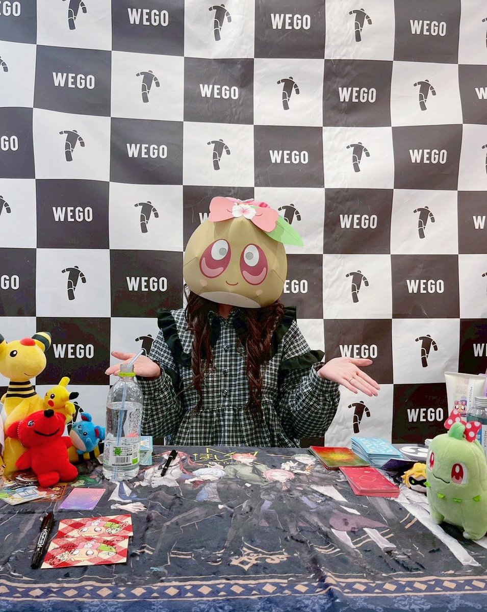 目を見てお話をする時だけ お面が頭の上に行くニュースタイルになりました