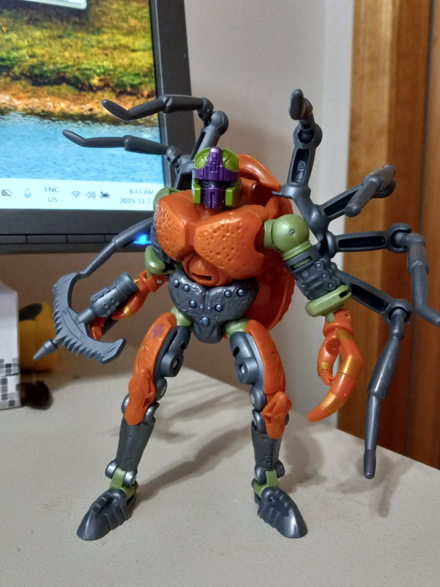 KBarnNow's tweet image. GOOD MORNING MINTO!!!

My desk friend today is Tarantulas, based off of his original toy design as opposed to his show appearance.

Hasbro added supplementary lore for this guy, saying he&apos;s a clone Tarantulas created to act as a lab assistant/test subject.