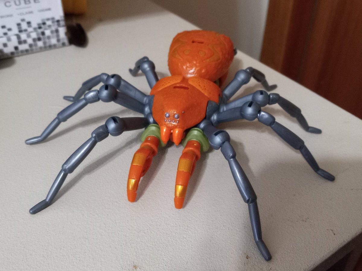 KBarnNow's tweet image. GOOD MORNING MINTO!!!

My desk friend today is Tarantulas, based off of his original toy design as opposed to his show appearance.

Hasbro added supplementary lore for this guy, saying he&apos;s a clone Tarantulas created to act as a lab assistant/test subject.