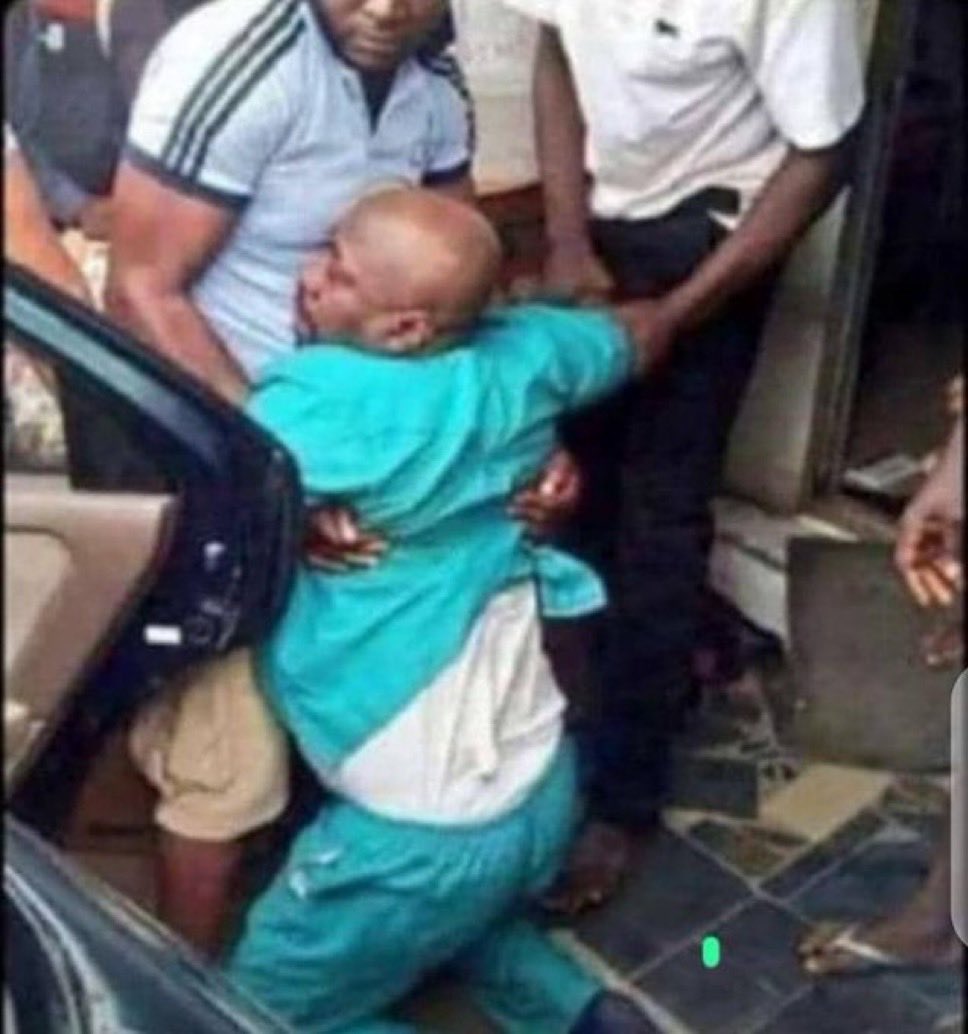 Naturinda96's tweet image. When you join a WhatsApp group for single people and you find your wife as one of the admins 😂😳