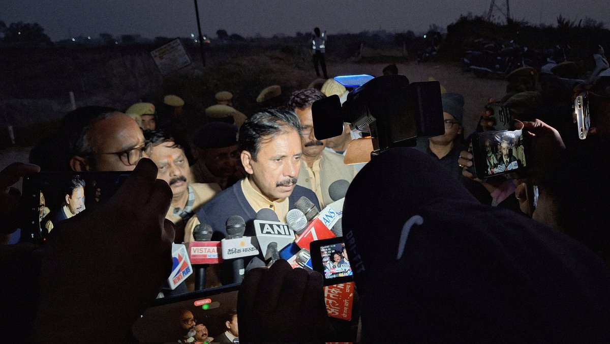 सोनभद्र जिले के मारकुंडी इलाके में शनिवार को हुए दर्दनाक हादसे के सन्दर्भ में आज घटनास्थल पर पहुंचकर मामले की पूरी जानकारी लिया।
मृतकों के परिवारजनों के प्रति सरकार की गहरी संवेदनाएं है,
अधिकारियों को घायलों का तत्काल और उचित इलाज सुनिश्चित करने का निर्देश दिया गया है।