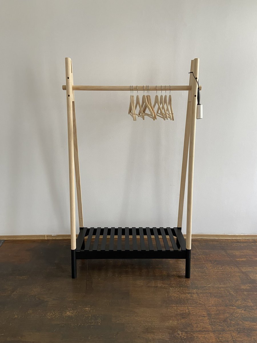 продам вішалку для одягу 
Київ або НП
є незначний дефект, користувались мало 🫠

2000 грн або торгуйтесь)