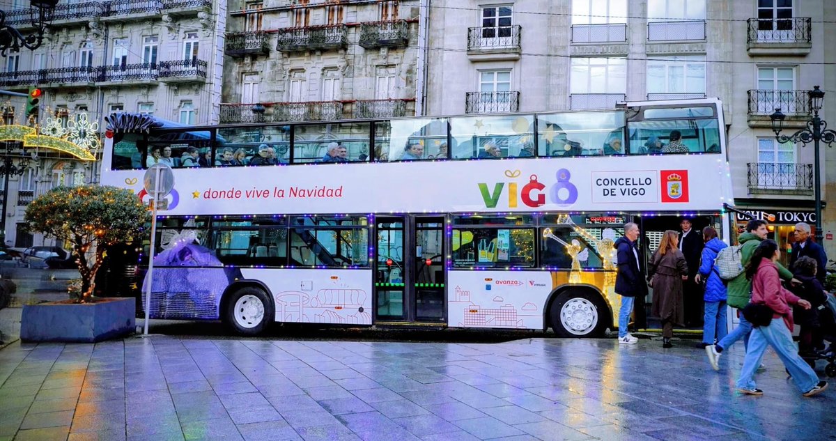 TurismodeVigo's tweet photo. 🚍🎄 ¡Vuelve el #NadalBus a Vigo!
Súbete a nuestro bus panorámico y disfruta de un recorrido único de 45 minutos por las calles más iluminadas de la Navidad viguesa 🌟🏙️.
Una experiencia ideal para familias, amigos y viajeros . 🎅✨
🎟️ Entradas y horarios en @woutick . https://t.co/Ki6tFXujOj