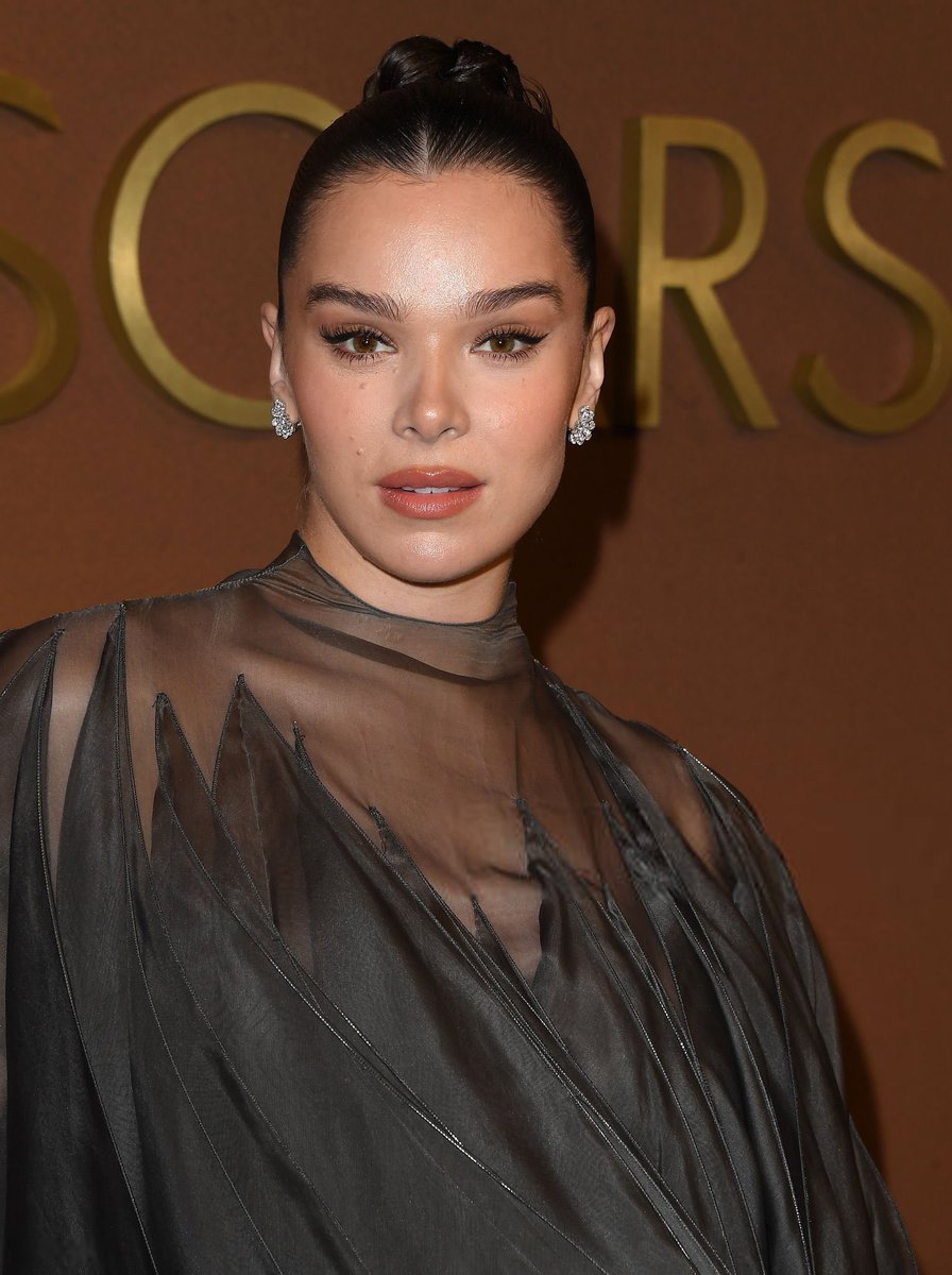 hailee steinfeld’s face card, MY GOD!