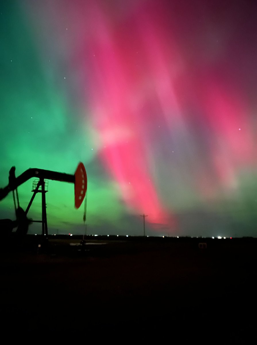 Beautiful Northern lights in the North Dakota oilfields.