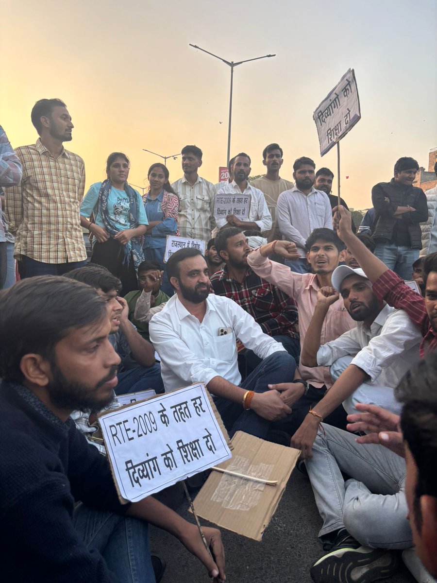 teamdrshravan's tweet photo. आज विशेष शिक्षकों के आंदोलन में शामिल हुआ।
दिव्यांग बच्चों की शिक्षा के लिए हमारी स्पष्ट मांग—
अध्यापक भर्ती में 5000 विशेष शिक्षक शामिल किए जाएं और
RTE–2009 के तहत हर दिव्यांग को शिक्षा मिले।

आवाज़ उठेगी तभी बदलाव होगा।
#विशेष_शिक्षक_भर्ती #दिव्यांग_अधिकार https://t.co/xROEHBFL1t