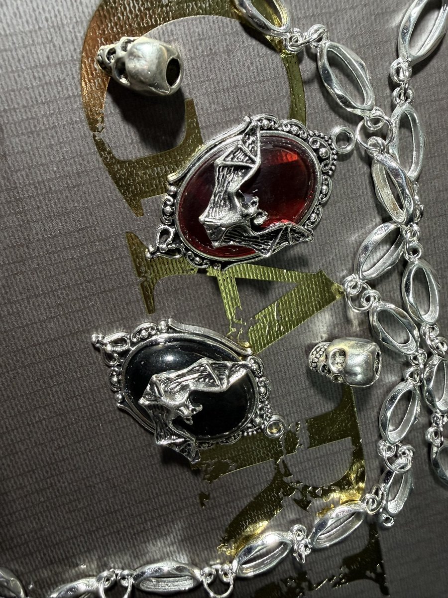 hina_drums's tweet image. 作業中...🛠️ @HiinaRose 

これはライヴで着けたいな〜🦇