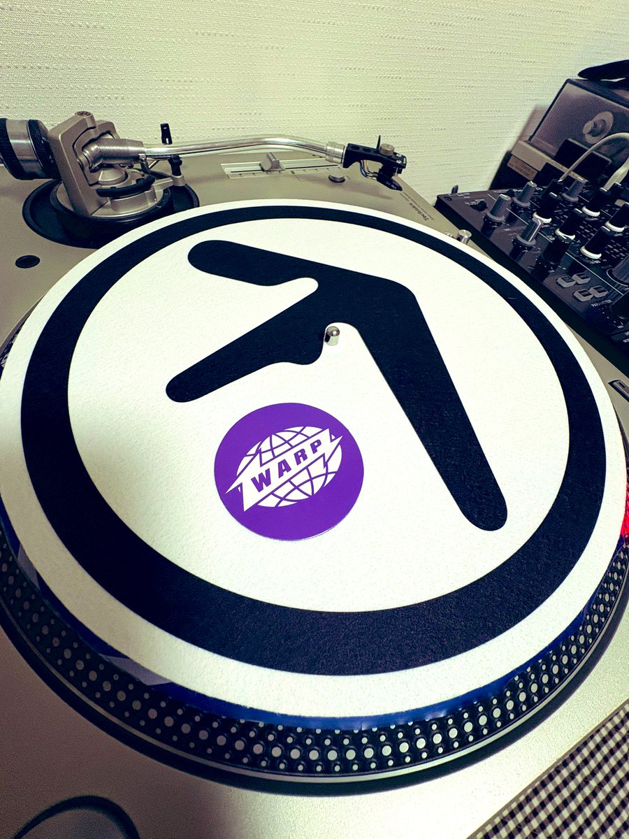 パル湖さんのツイートで知ったエイフェックスツイン祭り最終日に駆け込んできました。好きなレーベルのレコードジャケットやアパレルに囲まれて、スタッフさんにも色々お話を聞けて、居心地が良すぎる空間でした！そしてWARPロゴはいつ見てもかわいい。たくさんグッズ出して欲しい！