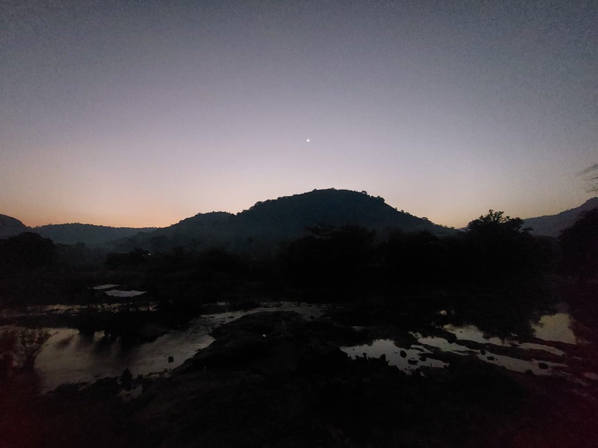 Manoj_Kapade's tweet photo. 🪷 *चंद्रोदयाच्या सावल्या*

_अतिदूरच्या प्रांतातून पहाटे एखाद्या असामान्य चित्रकाराने सह्याद्रीच्या डोंगरधारेवर यावे आणि  क्षितिजावर झरझर कुंचला फिरवत त्यातून सूर्योदयाचा एक अजरामर देखावा चितारावा, तसा एक विशाल कॅनव्हॅस माझ्यासमोर उभा होता. https://t.co/I5znGtRFWt