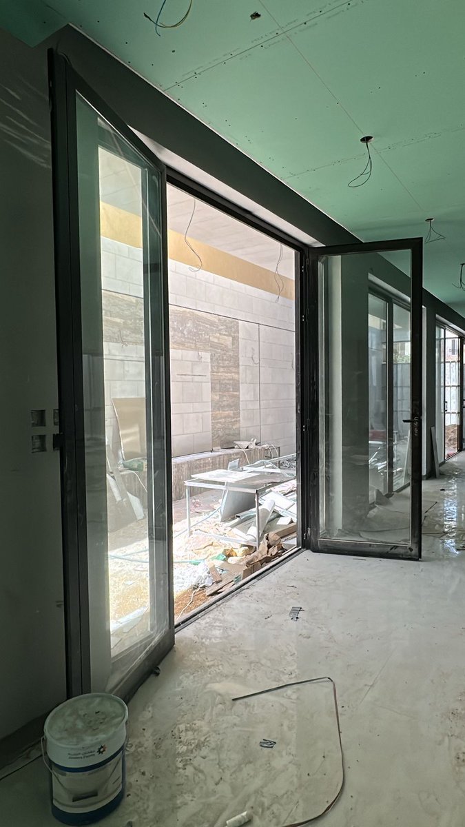 featured_window's tweet image. الأبواب 👌