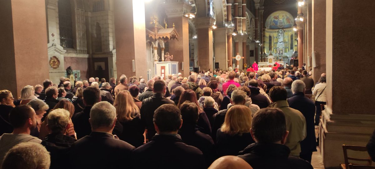 [ RETOUR EN IMAGES ] 📸
𝑴𝒆𝒔𝒔𝒆 𝑺𝒂𝒊𝒏𝒕-𝑯𝒖𝒃𝒆𝒓𝒕 ✨📯

De beaux instants de partage et de recueillement ont marqué les vendredis 7 et 14 novembre, à l’occasion de la traditionnelle #messe de la #SaintHubert, saint patron des #chasseurs. 🙏🦌