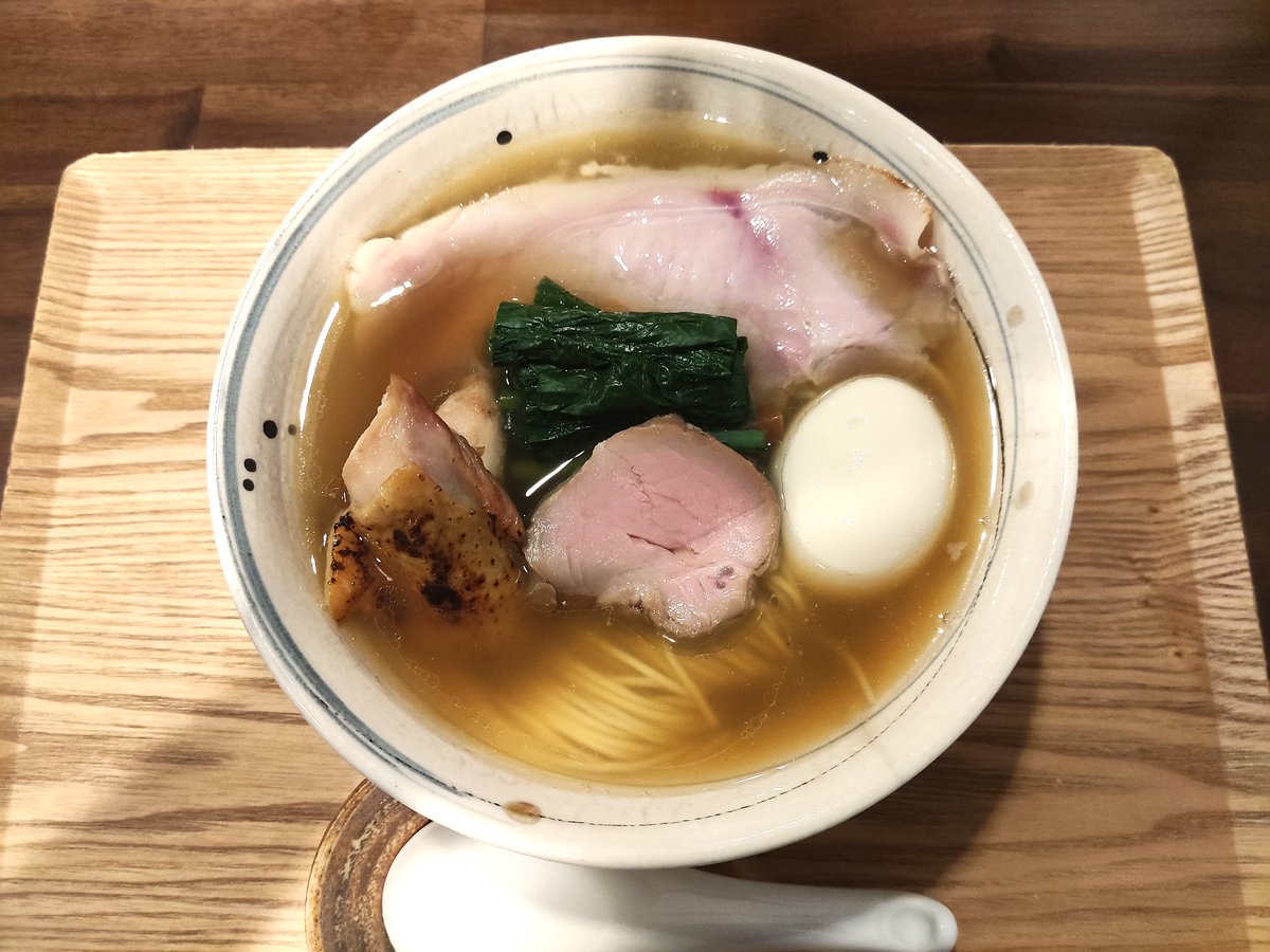 nnhoooooo's tweet photo. 人生初の岐阜上陸でしたが出会った麺がうますぎて感動した
底さえ見える白醬油スープ、絹のようなツルツルの細麺、薫るチャーシュー、出汁玉、すべてが美しい https://t.co/YHSmx5mKds