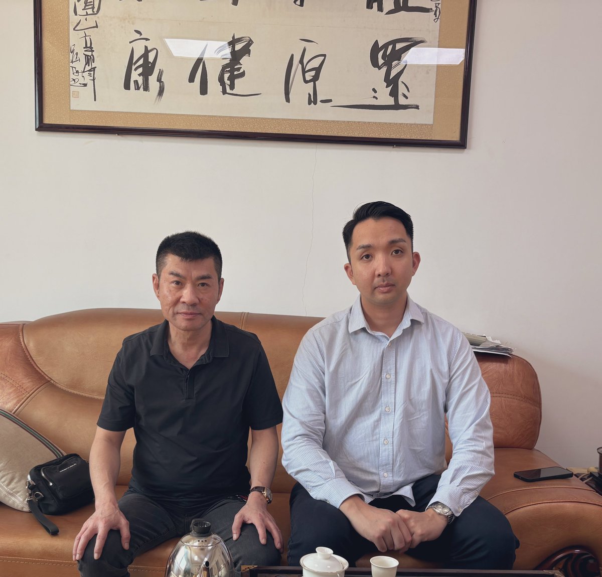 takkyu_daisuki8's tweet image. デクラウドのDekang社訪問。写真は社長と。昼飯ご馳走になったけど美味すぎた…