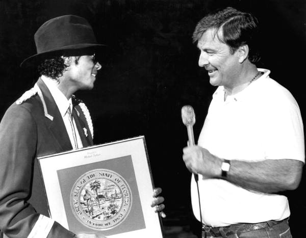 StateLibraryFL's tweet image. #OTD in 1982 Michael Jackson’s “Thriller” was released. #DYK Two years later in 1984 he received the Florida State Seal from James Monaghan, President of Sea World, who presented it to Jackson on behalf of Governor Graham. @FLMemory #MichaelJackson