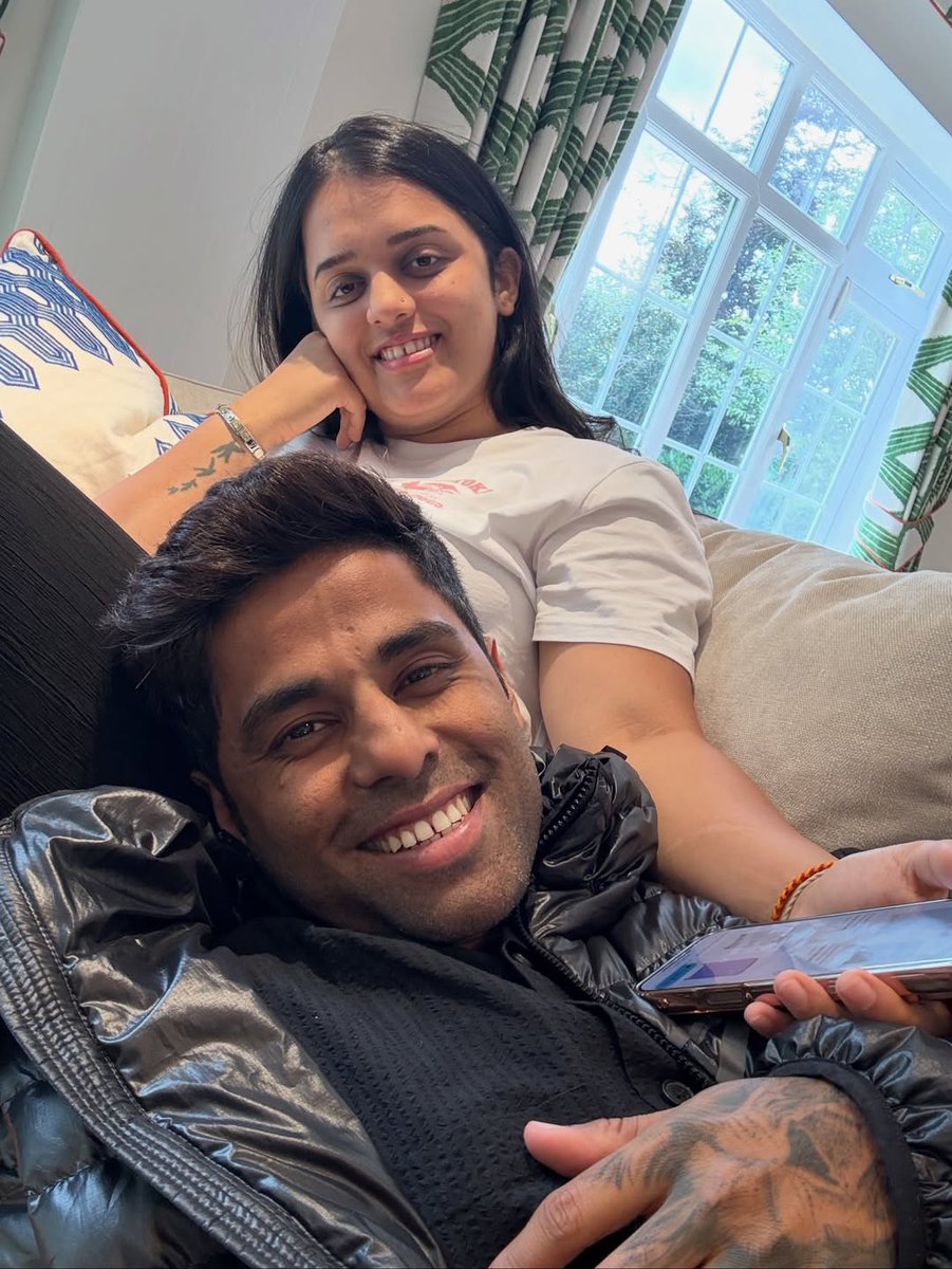 indiaforums's tweet image. Suryakumar Yadav wishes the all rounder of his life, his wife Devisha 🤩
.
.
#SuryaKumarYadav #WifeyBirthdayWish #AllRounderOfLife #DevishaShetty #IF #IndiaForums