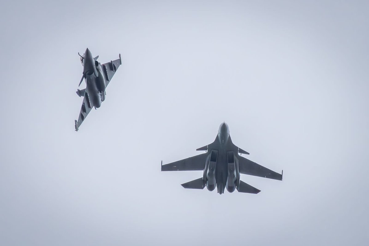 RakshaSamachar's tweet photo. 🔥🔥 Su-30 MKI “Battles” Rafale! 🇮🇳🇫🇷
Indian Su-30MKI & French Rafale jets roared into the skies as #ExerciseGaruda25 took off — launching high-octane coordinated missions under the India–France bilateral air drill.
⚔️ Dogfight of the Titans — Can Rafale outmaneuver Su-30MKI in WVR (Within Visual Range) combat?
⚔️ Or will Su-30MKI dominate in BVR (Beyond Visual Range) engagements?
This exercise showcases cutting-edge air combat training, interoperability, and the strong strategic bond between the two Air Forces.
#Garuda25 #IAF #FASF #IndianAirForce #Rafale #Su30MKI #AirPower #JointTraining #DefenceCooperation #France #IndiaFranceDefence
@Armee_de_lair @FranceinIndia @IndiaembFrance @IAF_MCC