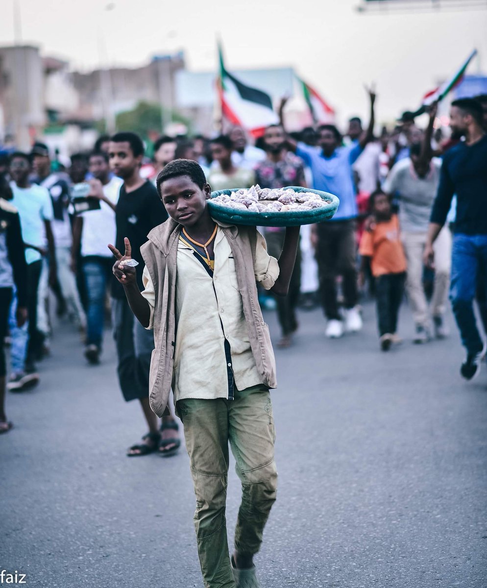 الثوره تنبع من تراكمات الظلم والقهر والفقر علي الشعب من الطاغيه وزبانيته، فالثوره تقوم بشراره كإنـ.فجار عظيم كالبركان لا يستطيع أحد الوقوف امامها، فلا الحرب ومن أشعلها ويدعو لإستمرارها  قادرون على هزيمتها وكسر إرادة جيلها الصامد. 

عبثاً تحاولون

#ديسمبرنور_لا_ينطفئ