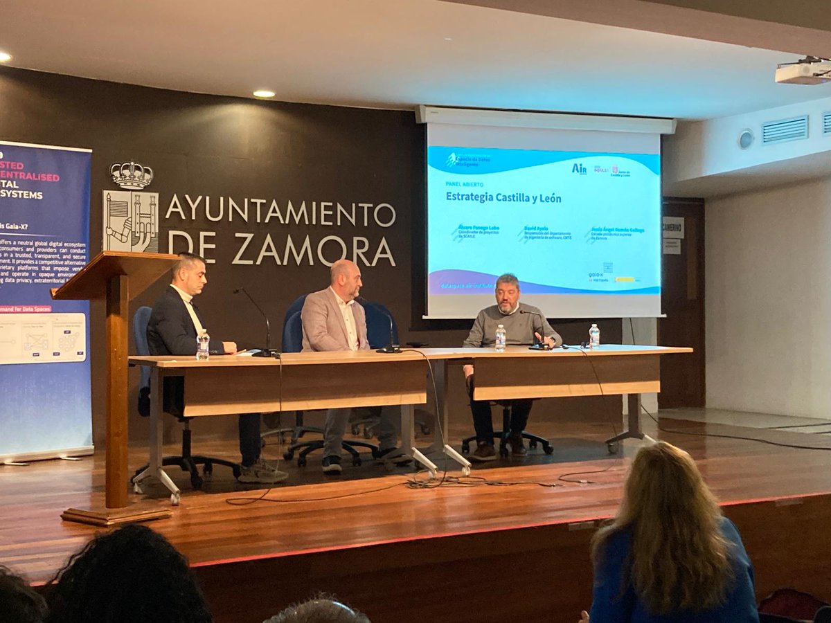 _SCAYLE's tweet image. 💬 Intervenimos en la mesa redonda sobre #IA y el Ecosistema del #DatoSostenible 🌍, #Supercomputación y #sostenibilidad, claves para impulsar la innovación digital en Castilla y León 🙌 Gracias a todos los participantes por el intercambio de ideas y experiencias!

#Innovación