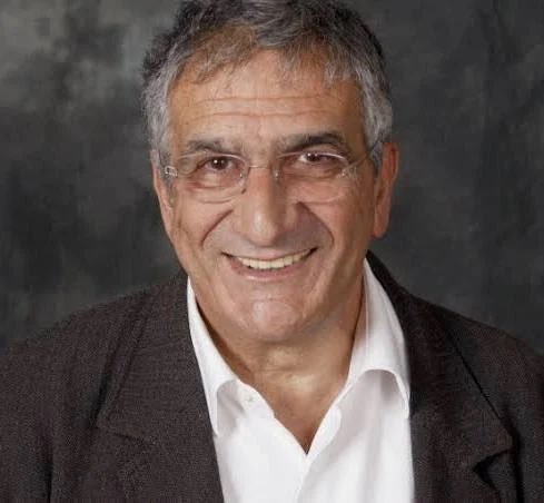 AlexandreJardin's tweet image. J’apprends la mort d’un des plus beaux et grands Français… Xavier Emmanuelli, le fondateur du SAMU social. 
Et ça ne fait la une de rien du tout.
La grandeur effacée.
Il y a des années, j’avais rendez-vous avec lui pour la première fois. Je me rends à Vincennes au SAMU social et…