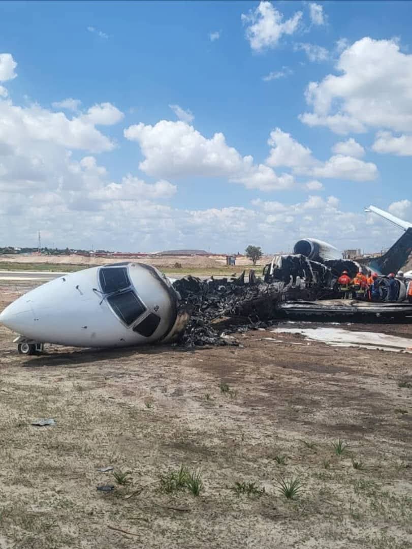 Patrickfabely's tweet photo. #RDC: Un avion transportant une délégat° du ministère des Mines, conduite par le ministre Louis @LouisWKabamba  s’est écrasé ce lundi à l’aéroport de Kolwezi, en provenance de Kinshasa.L’appareil a raté son atterrissage et a pris feu après avoir quitté la piste. aucun mort https://t.co/PXbvbazK4g