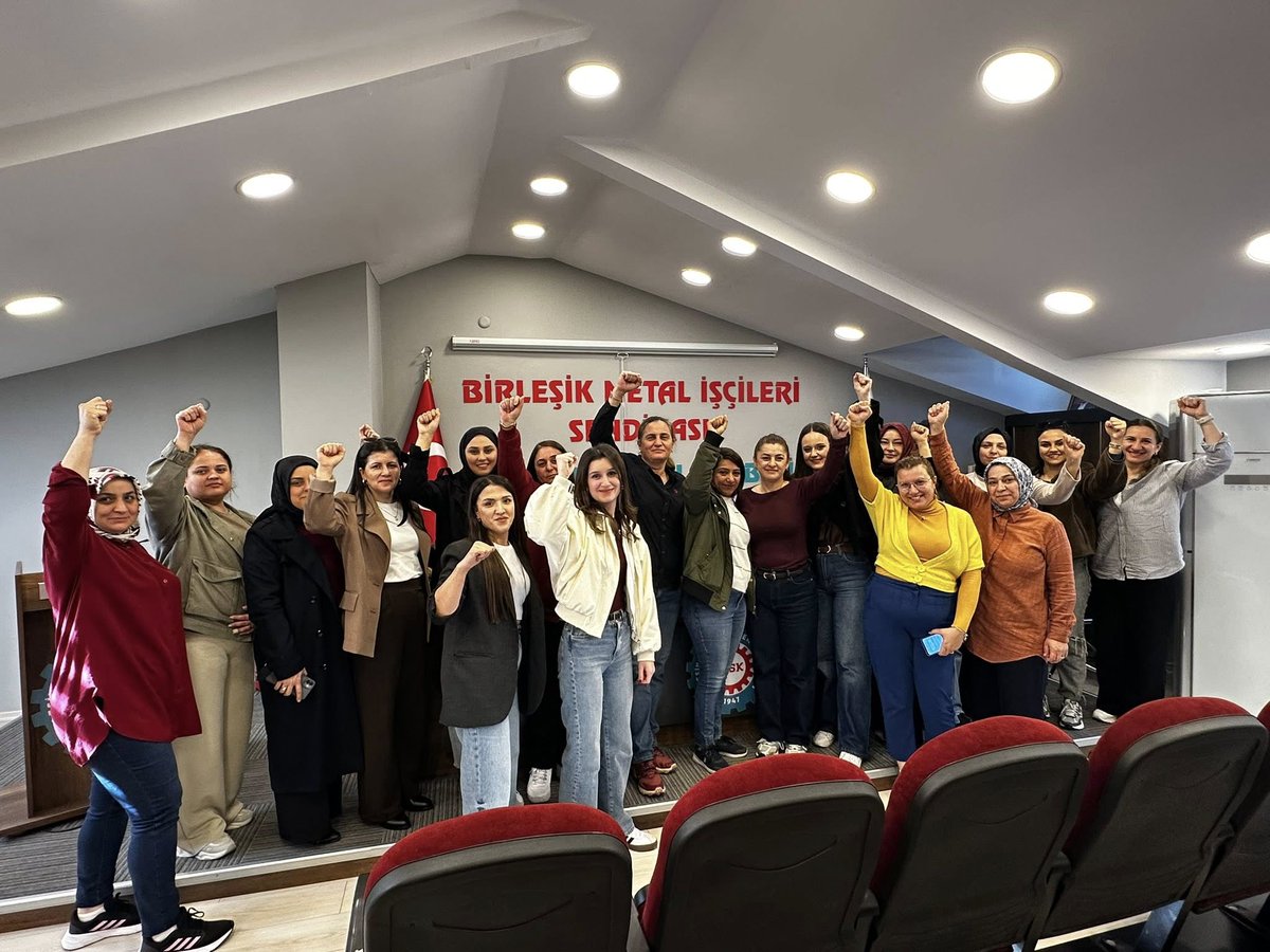 BirlesikMetal's tweet image. 🔴İstanbul 1 Nolu Şube Kadın Komisyonumuz, bugün #25Kasım Kadına Yönelik Şiddete Karşı Uluslararası Mücadele Günü kapsamında yapılacak etkinlikleri planlamak üzere toplandı. 

📌Toplantının ardından 27 gündür grevlerini kararlılıkla sürdüren #SmartSolar işçilerini selamlayan Şube…