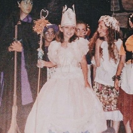 lzzbbs89's tweet image. baby lizzie as glinda 💗🫧